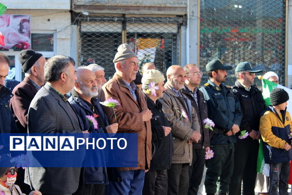 تمثال مبارک امام خمینی(ره) در شهر درق گلباران شد 