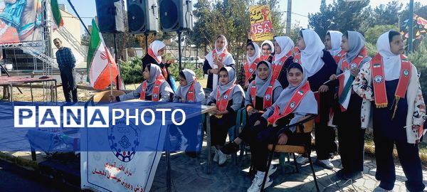 برپایی غرفه سازمان دانش‌آموزی دلیجان در راهپیمایی روز دانش‌آموز
