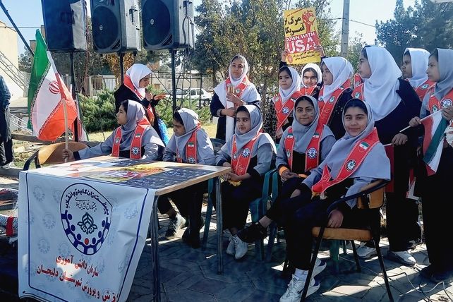 برپایی غرفه سازمان دانش‌آموزی دلیجان در راهپیمایی روز دانش‌آموز