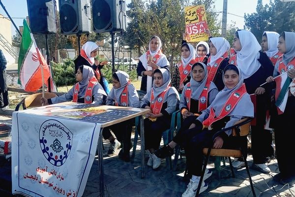 برپایی غرفه سازمان دانش‌آموزی دلیجان در راهپیمایی روز دانش‌آموز