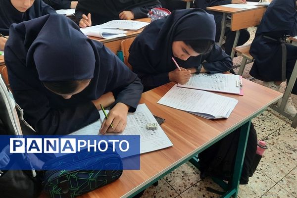 برگزاری آزمون سنجش آغازین به صورت هماهنگ کشوری در دبیرستان فرهنگیان ناحیه ۷ مشهد