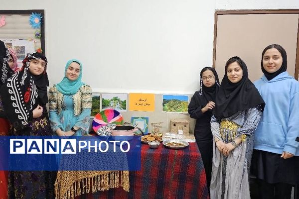 بازدید مسئول پژوهش سرای دکتر حسابی از دستاوردهای دانش‌آموزان  مدرسه شاهد شهید نوری