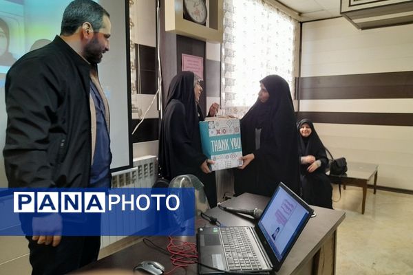 جلسه شخصیت‌سازی دختران پیشتاز مبتنی بر شاخص‌های تربیتی الگوی سوم در دبیرستان شهیدی 