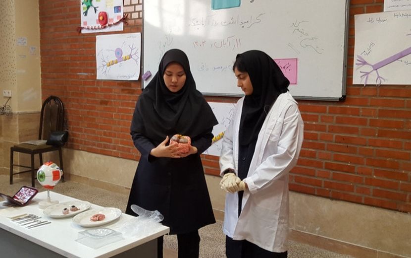 ویژه‌برنامه روز آزمایشگاه در دبیرستان پروفسور رزاقی کهریزک 