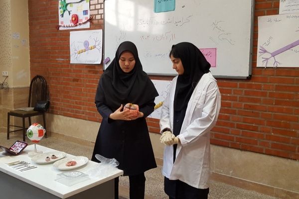 ویژه‌برنامه روز آزمایشگاه در دبیرستان پروفسور رزاقی کهریزک 