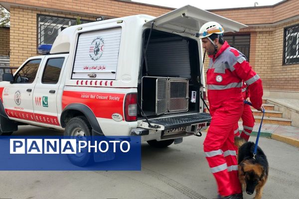 اجرای مانور زلزله با حضور مسئولان در مدرسه استاد مطهری رباط‌کریم