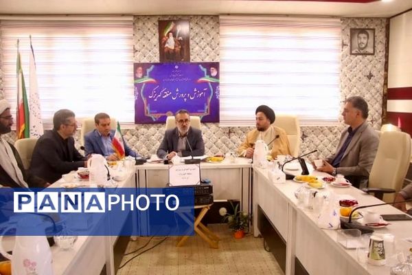 تقدیر از دانش‌آموز نخبه پژوهش‌سرای کاوش در شورای آموزش و پرورش کهریزک