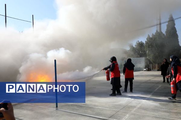 برگزاری مانور سراسری زلزله و ایمنی در مدرسه شهید دهقان 