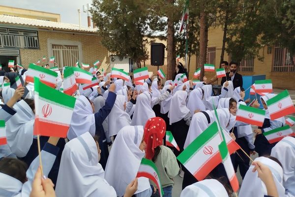 زنگ مهر در دبستان دخترانه سما با حضور مسئولان آموزش و پرورش و دانشگاه آزاد اسلامی کاشمر 