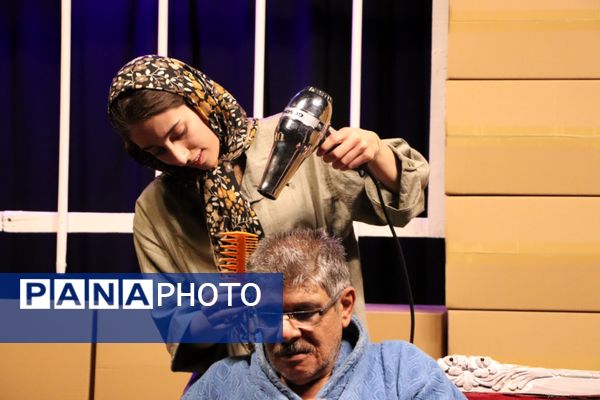 نمایش «در باران آمد» تا سوم مهرماه روی صحنه می‌رود
