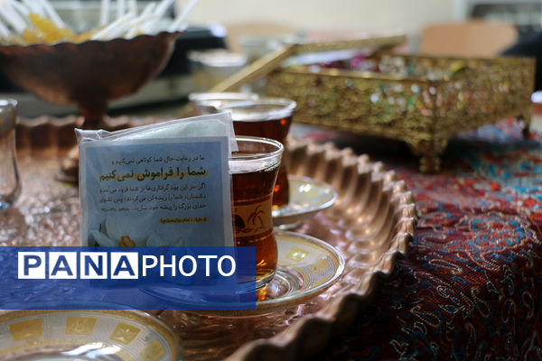 جلوه‌هایی از انس و ارادت دختران دانش‌آموز مدرسه انقلاب اسلامی۲ قم به شهیدان