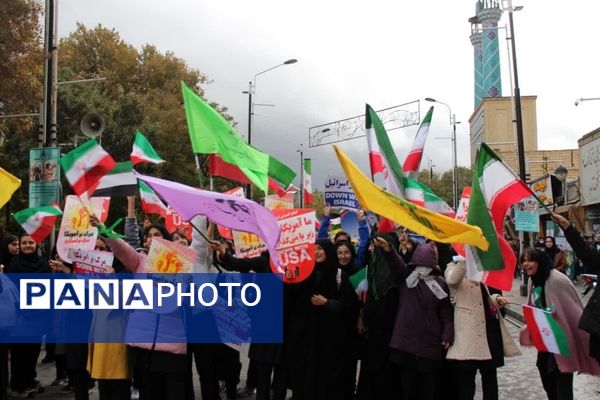 حضور دانش‌آموزان زنجانی در راهپیمایی روز ۱۳ آبان 