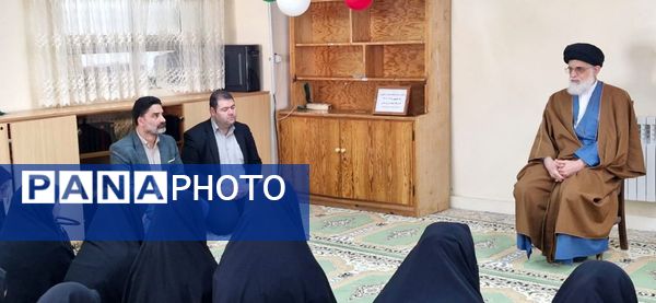 اقامه نماز جماعت مادر و دختری در مدارس انزلی