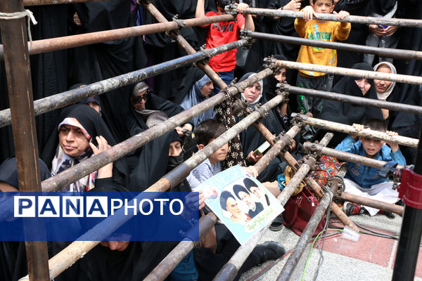 حضور پرشور نوجوانان قمی در آیین استقبال از رئیس جمهوری 