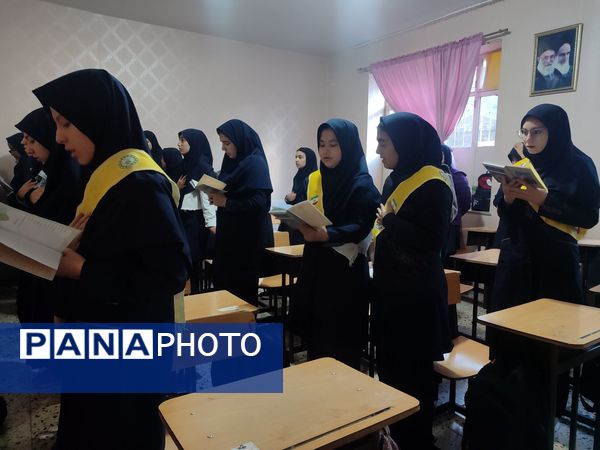 محفل نماز جماعت در دبیرستان شاهد تکتم