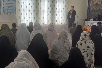 آیین استانی زنگ نماز برای اقامه نخستین نماز سال تحصیلی جدید در دبیرستان دخترانه بنت الهدی کوهپایه