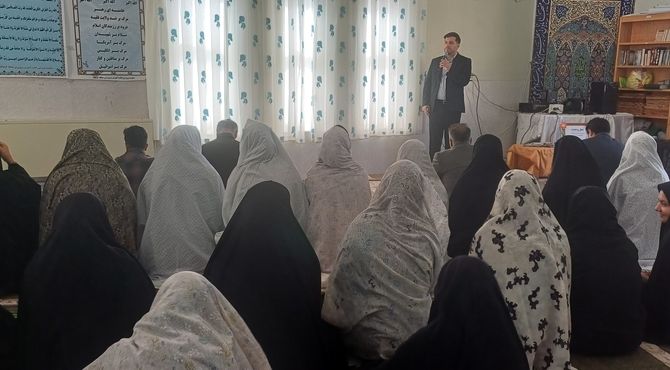 آیین استانی زنگ نماز برای اقامه نخستین نماز سال تحصیلی جدید در دبیرستان دخترانه بنت الهدی کوهپایه