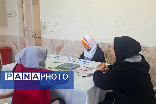 تصاویری زیبا از تمرکز دانش‌آموزان دختر در المپیاد رویش ناحیه۳ شیراز 