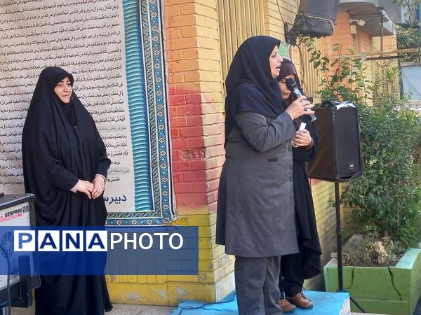 نواختن زنگ آغاز سال تحصیلی در دبیرستان سیزده آبان 