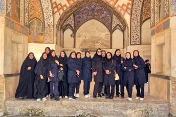 بازدید علمی دانش‌آموزان دبیرستان دهخدا از باغ تاریخی فین کاشان