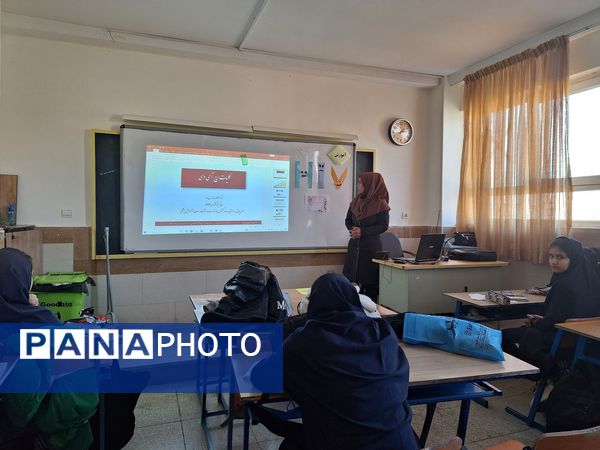 دوره آموزشی پیشگیری از بیماری‌های عفونی در آموزشگاه فرزانگان