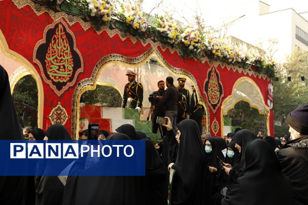 وداع باشکوه مردم با شهدای گمنام در قلب پایتخت