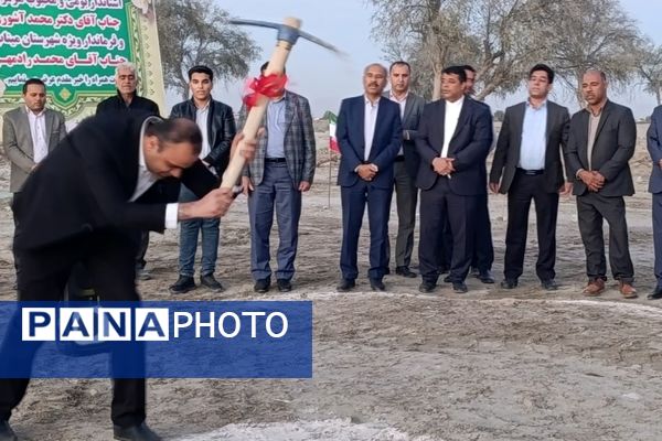 کلنگ ساخت دبستان 14 کلاسه خیرساز در روستا دهو شهرستان میناب به زمین زده شد