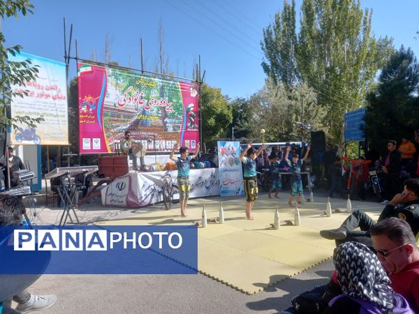 همایش پیاده‌روی خانوادگی در منطقه گردشگری سیاسرد بروجن