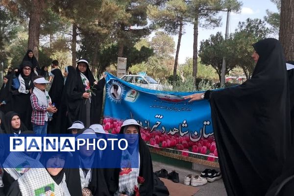 عطرافشانی گلزار شهدا توسط دانش‌آموزان مشهدی