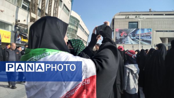 راهپیمایی به مناسبت ۱۳ آبان در میدان شهدا 