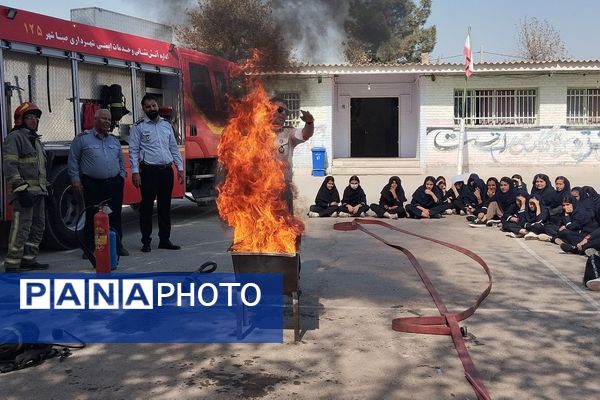 آموزش اصول اولیه آتش‌نشانی در مدرسه زکیه صباشهر