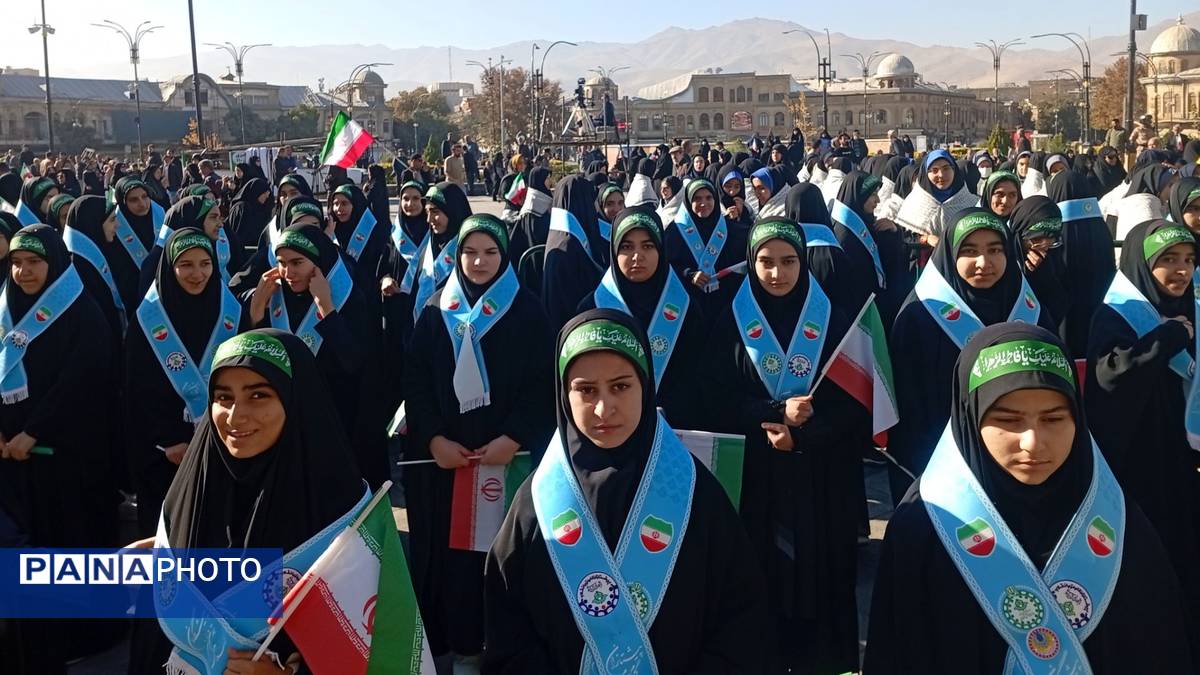 حضور پررنگ پیشتازان، جلوه‌ای از نشاط و بصیرت دانش‌آموزی در سیزده آبان