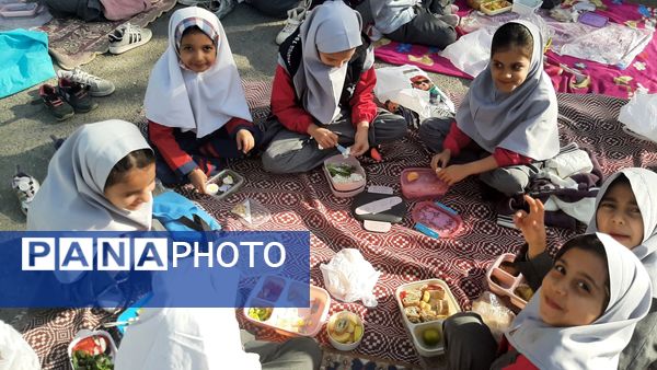 صبح پرانرژی با صبحانه سالم در دبستان نیایش