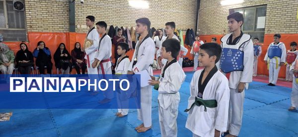 مراسم تجلیل قهرمانان تکواندوی استان خراسان رضوی از باشگاه دلاوران در کاشمر