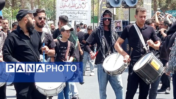 آیین زنجیر زنی در روز عاشورا