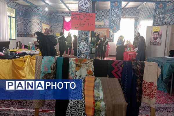 حضور دانش آموزان دبیرستان دخترانه دانش نیا در نمایشگاه صنایع دستی حوزه علمیه 
