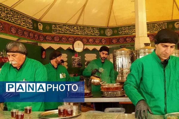 حضور خادمان اصفهانی در چایخانه امام رضا«ع» مشهد