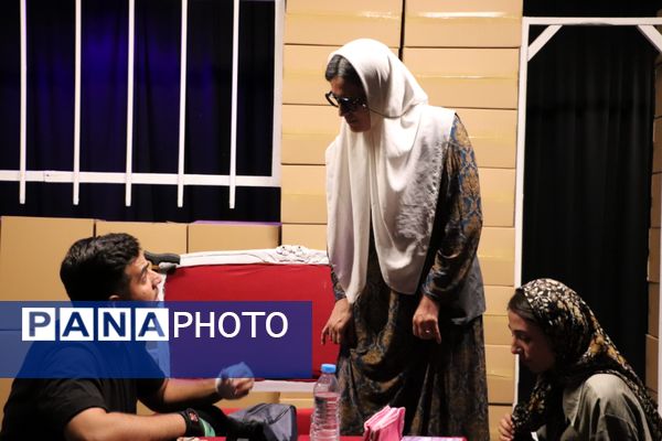 نمایش «در باران آمد» تا سوم مهرماه روی صحنه می‌رود
