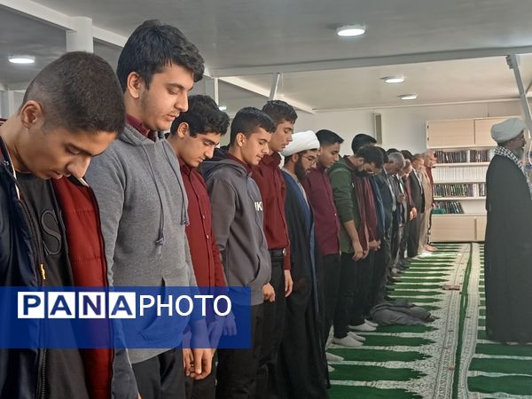 اقامه نماز جماعت به امامت امام جمعه کاشمر در دبیرستان نمونه آیت الله خامنه‌ای 