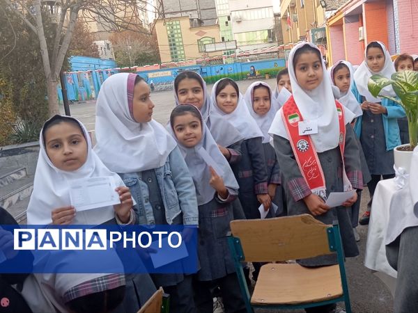 انتخابات شورای دانش آموزی در دبستان دخترانه نرجس یک 