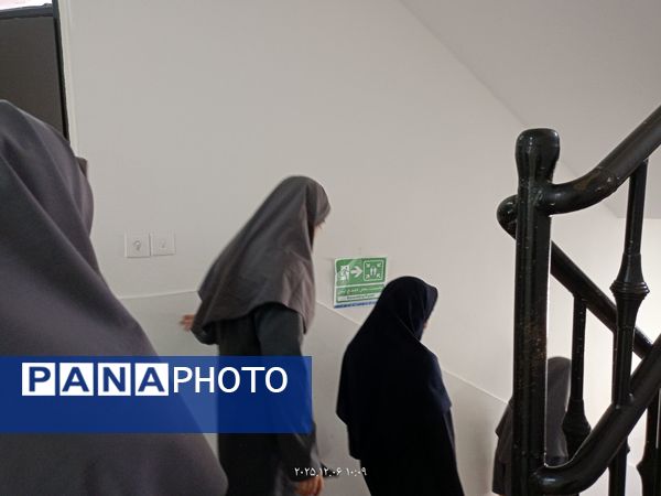 بیست وهفتمین مانور سراسری زلزله وایمنی در دبیرستان فرزانگان ۴ ناحیه یک