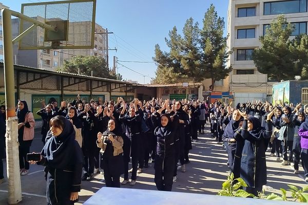 مسابقات ورزشی به مناسبت هفته بهداشت و روان در دبیرستان پیرایش یک