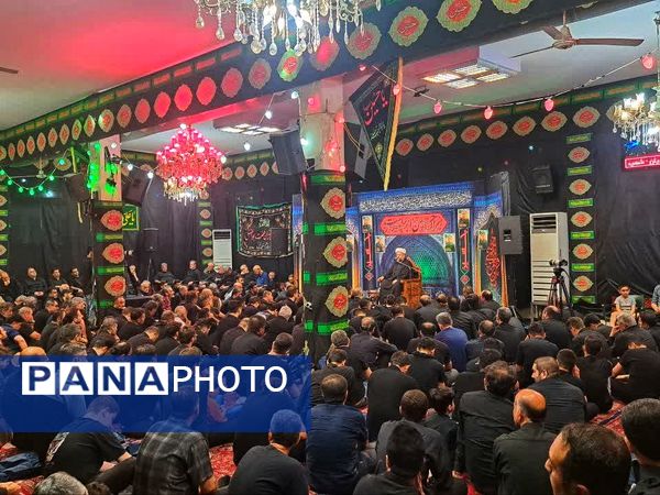 تجمع عظیم عاشقان در روز عاشورا به یاد امام حسین(ع)