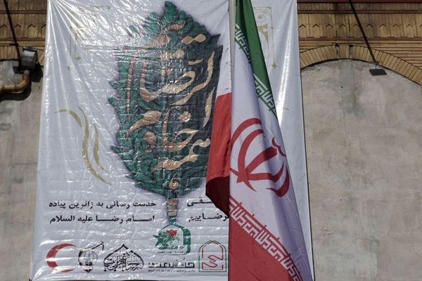 دبیرستان شاهد مهدی حکمت میزبان زائران پیاده امام رضا(ع)