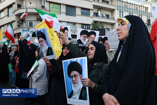 تجمع مردمی بشارت فتح در میدان انقلاب