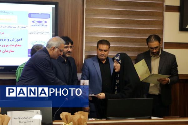 تجلیل از دانش‌آموز خبرنگاران پانا ناحیه یک شهرری به مناسبت روز خبرنگار