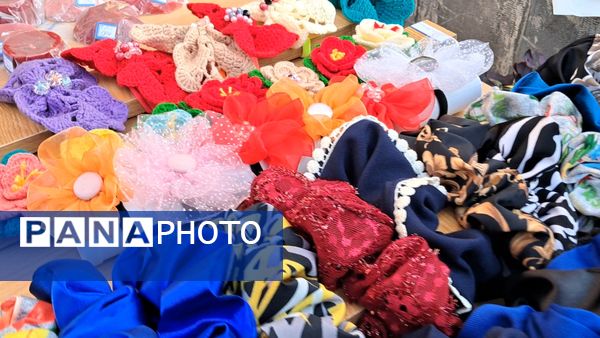 بازارچه دست‌ساخته‌های دانش‌آموزی در دبیرستان بهار آزادی قائمشهر