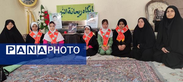 دیدار دانش‌آموزان دبستان فرهنگیان با خانواده شهید غلامرضا رحمتی