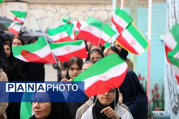 تجلیل مدیرکل آموزش و پرورش آذربایجان غربی از دانشآموز سخنران در نشست با رئیس جمهور