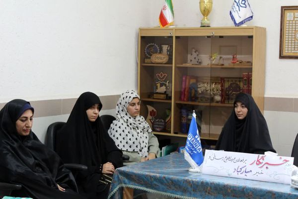 تجلیل معاون پرورشی و تربیت‌بدنی آموزش و پرورش شهرستان سمنان از خبرنگاران فعال پانا